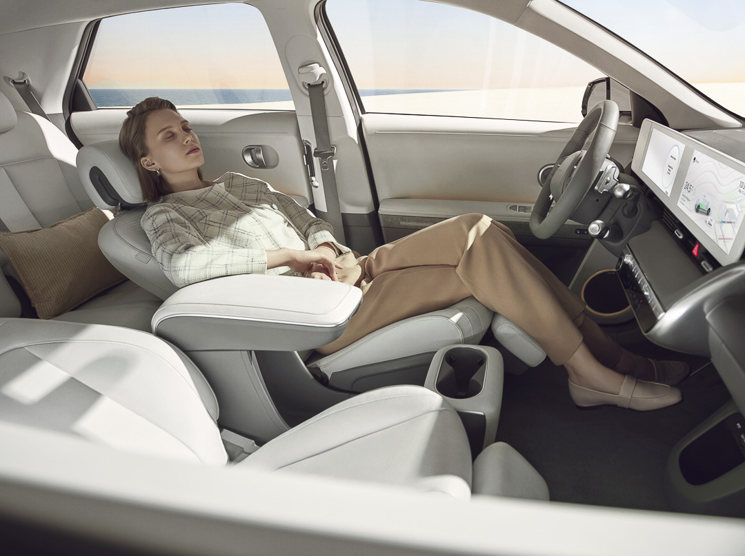 une femme couchée dans le siège conducteur du Hyundai IONIQ 5 2022