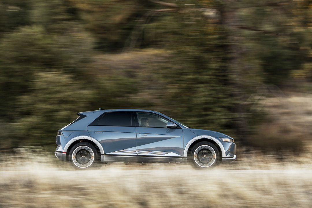 vue latérale du Hyundai IONIQ 5 2022 roulant sur une route