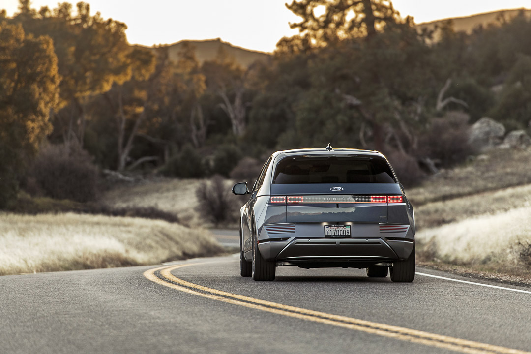 vue arrière du Hyundai IONIQ 5 2022 roulant sur une route