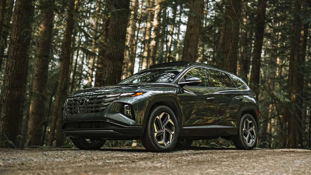 vue latérale Hyundai Tucson 2022 en forêt