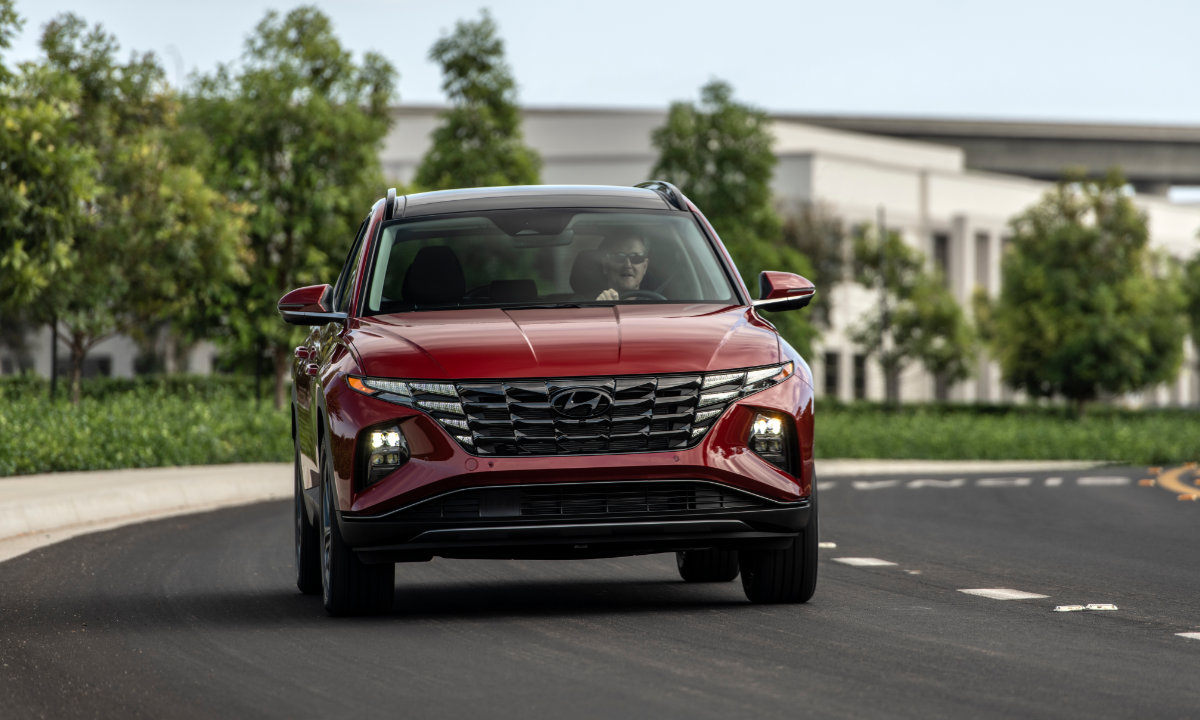 vue frontale d'un Hyundai Tucson 2023 sur une piste de course