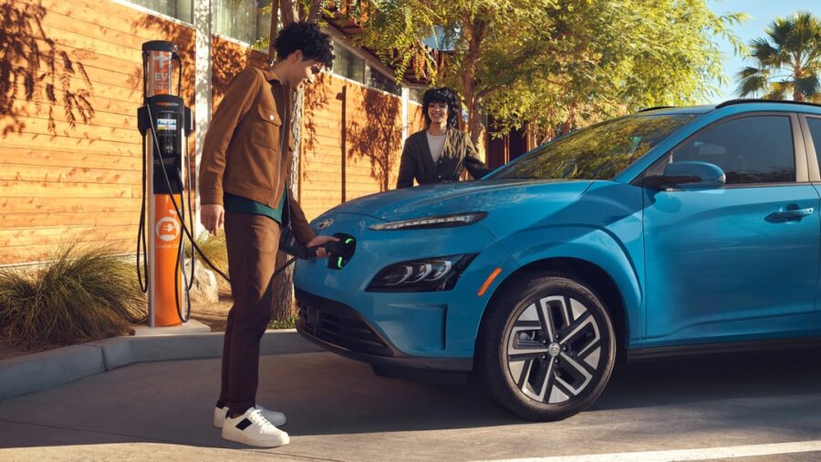 Homme chargeant la batterie du Hyundai KONA électrique 2023.