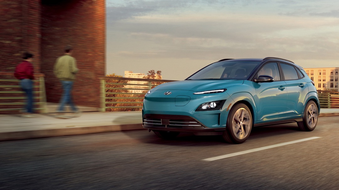 Vue 3/4 avant du Hyundai Kona Électrique 2023 roulant sur une route.