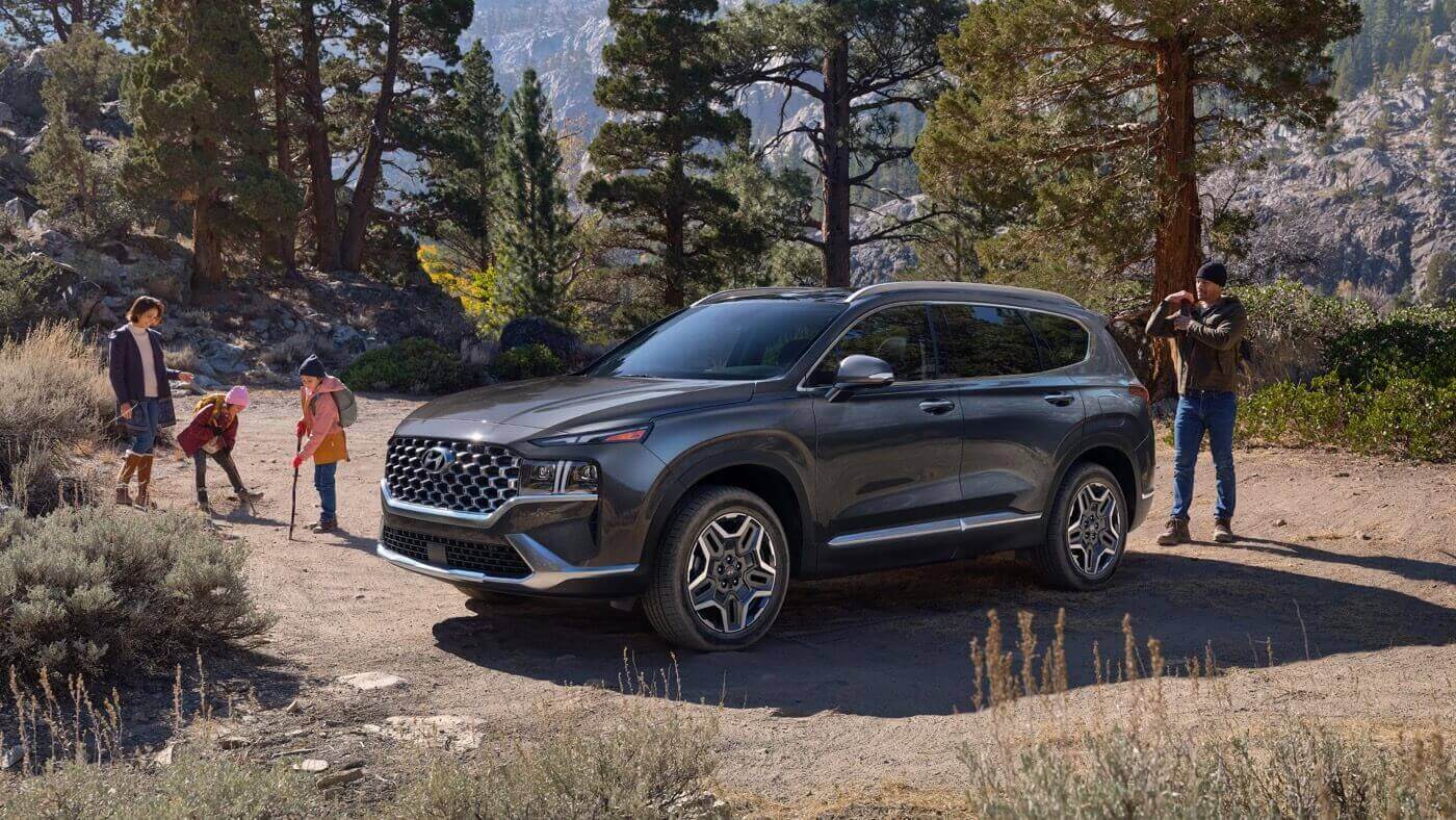 Le Hyundai Santa Fe avec une famille en nature.