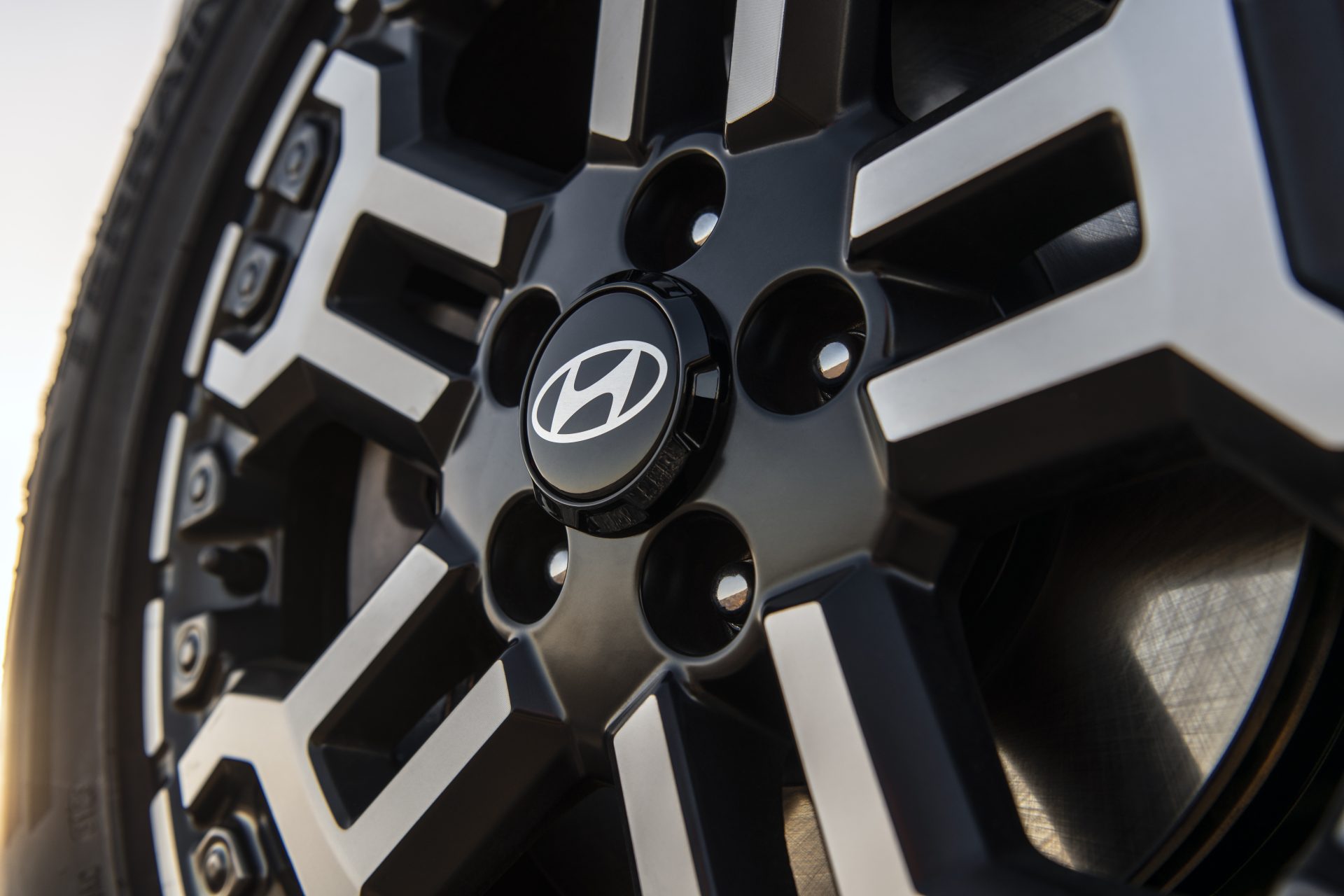 Jantes de 18 pouces spécifiques, inspirées des clés d'atelier sur le Hyundai Santa Cruz XRT