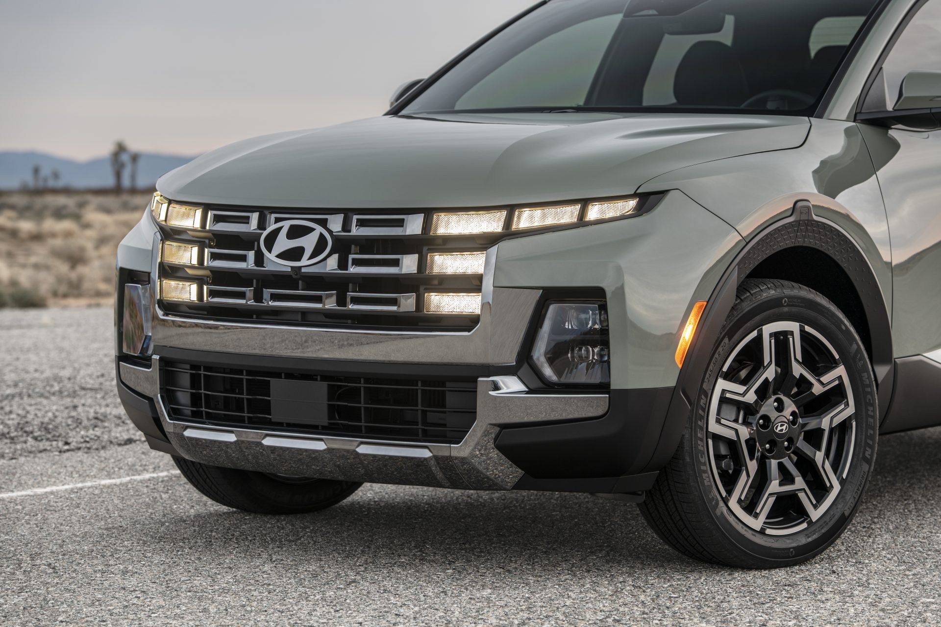 Nouvelle calandre imposante avec des éléments chromés du Hyundai Santa Cruz 2025