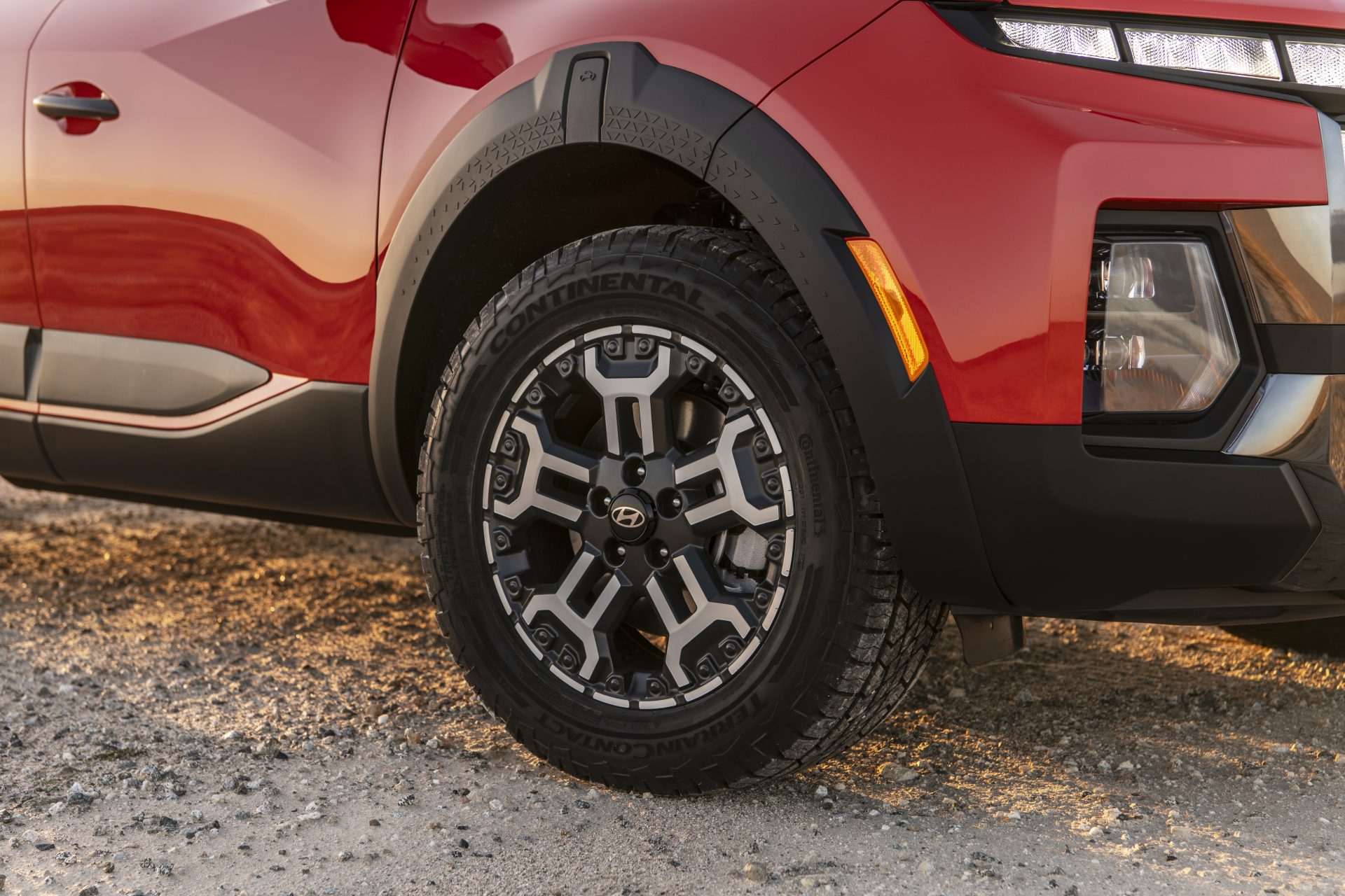 Pneus tout-terrain 245/60R18, assurant une meilleure adhérence sur les terrains difficiles Hyundai Santa Cruz XRT