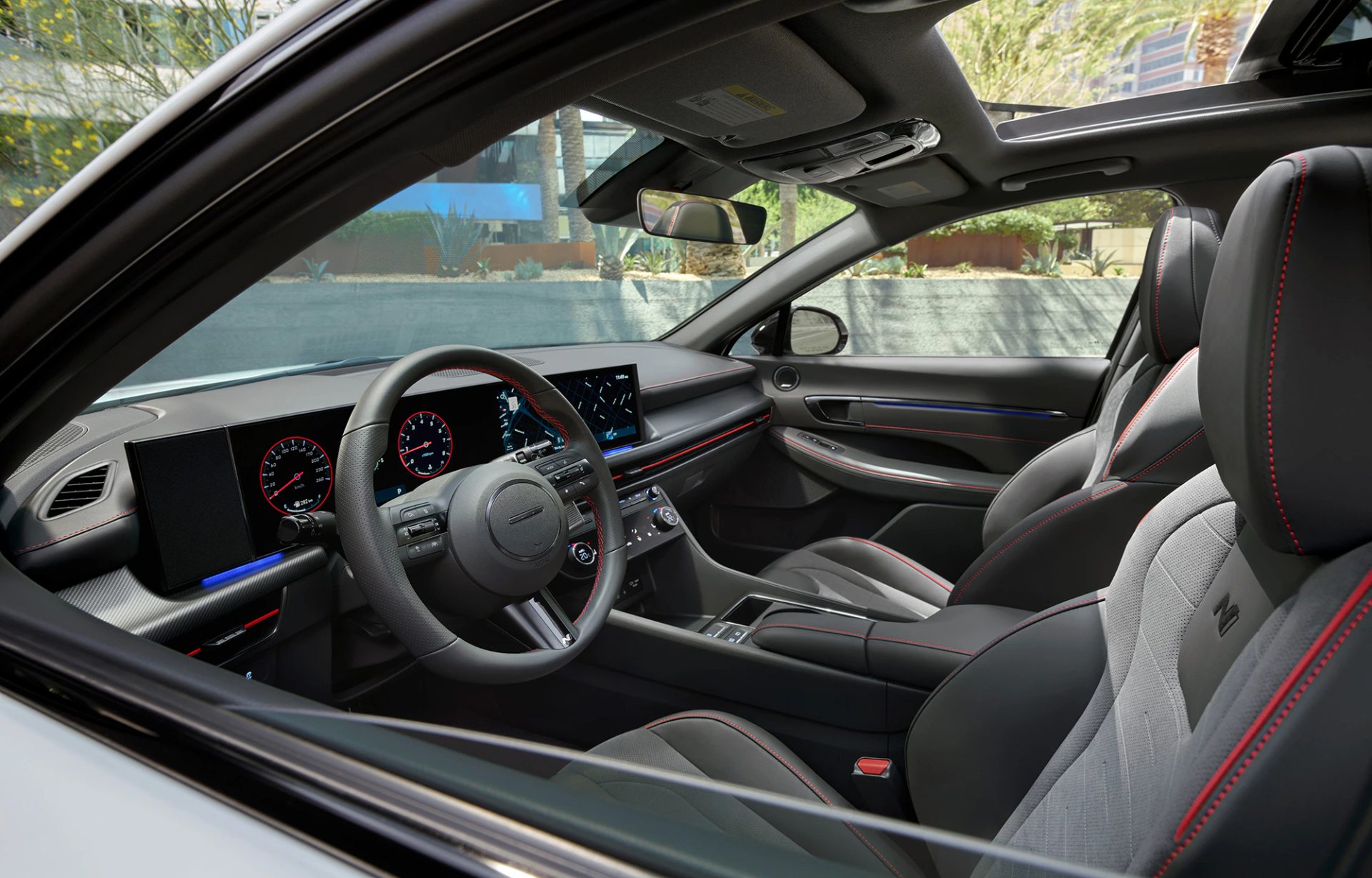 Intérieur de la Hyundai Sonata 202 N Line avec les surpiqûres rouge sur les sièges